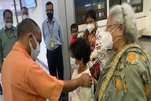 आगरा: जब CM योगी हवाई यात्रियों के बीच पहुंचे एयरपोर्ट, बच्चों को किया दुलार