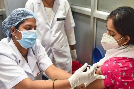 अस्पताल में एक महिला को कोरोना-रोधी टीके की खुराक देती एक स्वास्थ्यकर्मी. (फाइल फोटो)