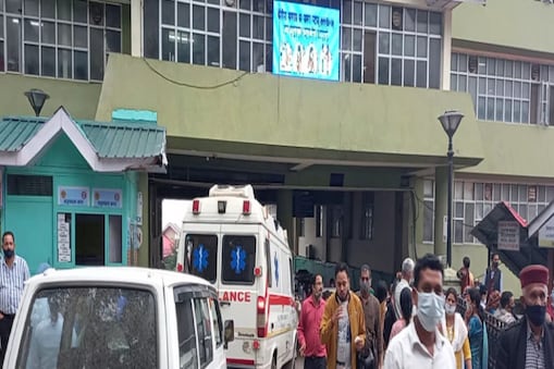 बच्चे के माता- पिता ने आरोप लगाया है कि वार्ड में तैनात नर्स ने गलत इंजेक्शन लगा दिया था, जिससे बच्चे की मौत हो गई. बच्चे के माता- पिता ने आरोप लगाया है कि वार्ड में तैनात नर्स ने गलत इंजेक्शन लगा दिया था, जिससे बच्चे की मौत हो गई.