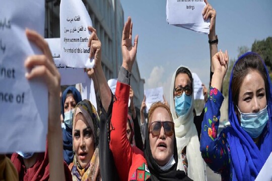 काबुल में अपने अधिकारों के लिए महिलाओं ने प्रदर्शन तेज कर दिया है (AP)