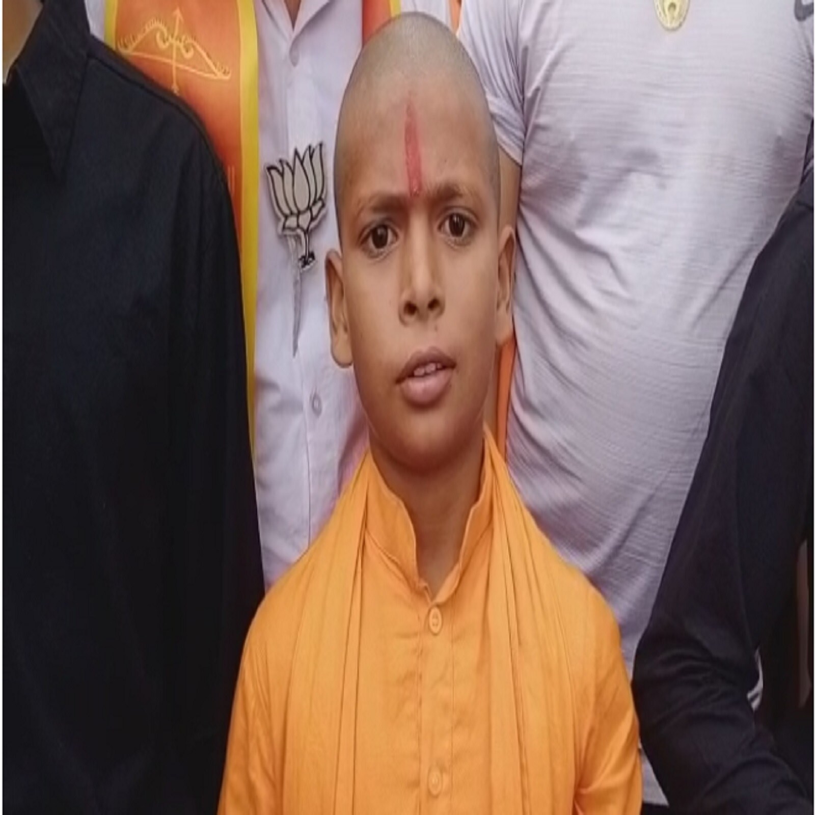   मुख्यमंत्री योगी आदित्यनाथ ने बुधवार को ग्रेटर नोएडा (Greater Noida) में सम्राट मिहिर भोज (Emperor Mihir Bhoj) की प्रतिमा का अनावरण किया. इस मौके पर काफी संख्या में आसपास के गांवों से भीड़ जुटी. लेकिन इन सभी लोगों के बीच एक छोटा बच्चा आकर्षण का केंद्र बना हुआ था. दरअसल, ये बच्चा खुद को 'जूनियर योगी' बता रहा था. वह सीएम योगी की तरह ही भगवा कपड़ा पहन रखा था. उसके साथ अन्य दो छोटे- छोटे बच्चे काले कपड़े में अंगरक्षक की भूमिका निभा रहे थे. ऐसे में लोगों की बरबस निगाहें 'जूनियर योगी' पर चली जा रही थीं.