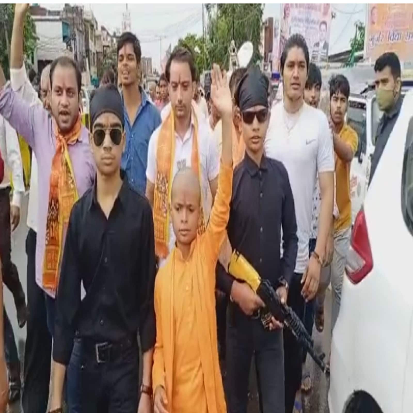  खास बात यह है कि जूनियर योगी के साथ दो 'गनर' थे. ये दोनों 'गनर' सीएम योगी के साथ- साथ 'जूनिय योगी' के भी नारे भी लगा रहे थे वहीं, कई लोग उसके साथ सेल्फी भी लेते हुए नजर आए.