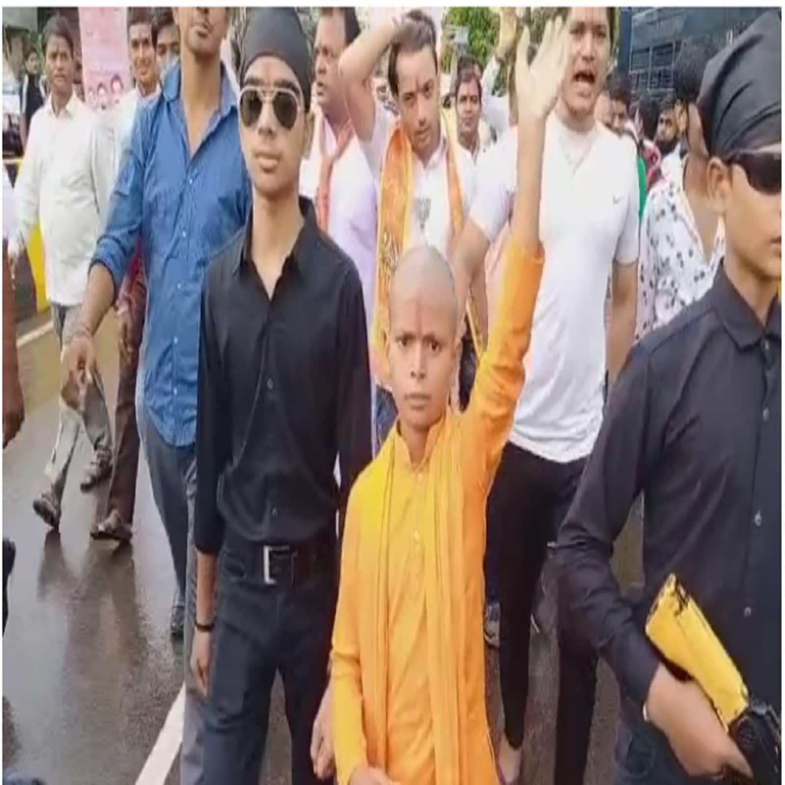  बता दें कि मुख्यमंत्री योगी आदित्यनाथ ने सम्राट मिहिर भोज की प्रतिमा का अनावरण करने के बाद दादरी विधानसभा की 12 करोड़ की योजनाओं का लोकार्पण भी किया. सीएम योगी आदित्यनाथ ने कहा कि राजा मिहिर भोज नौंवी सदी के एक महान धर्मरक्षक थे. जिन्होंने विदेशी आक्रांताओं के छक्के छुड़ा दिए थे. मैं उनको नमन करता हूं. जो कौम अपने इतिहास और परम्परा को विस्मृत कर देती है, वो अपने भूगोल की भी रक्षा नहीं कर पाती.