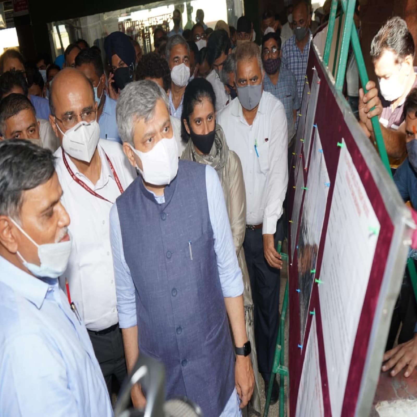 Indian Railways is building India's first cable-stayed rail bridge, 97 KM long tunnel will be built on the route Railway Minister Ashwini Vaishnav gave instructions to rapidly expand the facilities at Katra station. Indian Railways, Udhampur-Srinagar-Baramulla Rail Link Project, Shri Mata Vaishno Devi Katra Station, Semi High Speed, Vande Bharat Express, Ashwini Vaishnav, Katra-Banihal, Chenab Bridge, Anji Bridge, Indian Railways, USBRL Project, Udhampur-Srinagar- Baramulla-Rail-Link Project, Ashutosh Gangal, Chenab Bridge, Anji Bridge, Semi-high speed express train, Sri Mata Vaishno Devi Katra Station, Vande Bharat Express, Katra-Banihal, Jammu Tawi station