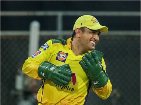धोनी ने IPL इतिहास में एक फ्रेंचाइजी के लिए सबसे ज्यादा कैच लेने का रिकॉर्ड बना दिया है. (PTI)