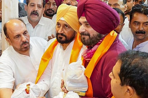 नवजोत सिंह सिद्धू और नए मुख्यमंत्री चरनजीत सिंह चन्नी के बीच एक संघर्ष की शुरुआत होती दिख रही है. (तस्वीर-sherryontopp Facbook)