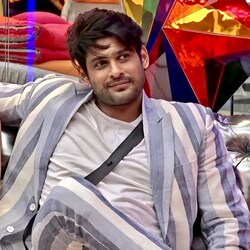  गौहर खान 'बिग बॉस 7' और सिद्धार्थ 'बिग बॉस 13' के विजेता थे. वे इस शो में सिद्धार्थ के साथ तूफानी सीनियर के तौर पर भी नजर आ चुकी हैं.
