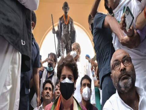 यूपी में बुखार से बच्‍चों की हो रही मौत पर योगी सरकार पर भड़कीं कांग्रेस महासचिव प्रियंका गांधी वाड्रा. (फाइल फोटो)