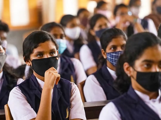 school reopen: सिसोदिया ने कहा था कि स्कूलों को यह सुनिश्चित करना होगा कि कक्षाएं हाइब्रिड मोड यानि ऑनलाइन जारी रहेंगी.