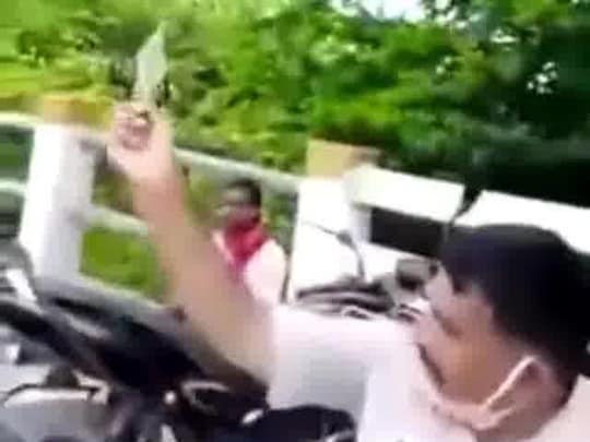 पिपराढ़ी थाना अध्यक्ष अनिल कुमार पर वाहन चालकों से चेकिंग के दौरान अवैध वसूली के आरोप लगे हैं (वायरल वीडियो से इमेज ग्रैब)