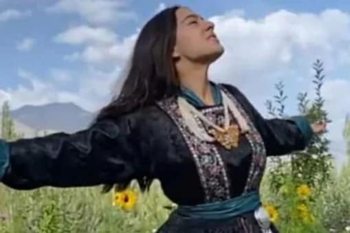 Sara Ali Khan: सारा ने 'कश्मीर की कली' बन वादियों के बीच किया डांस, वीडियो वायरल