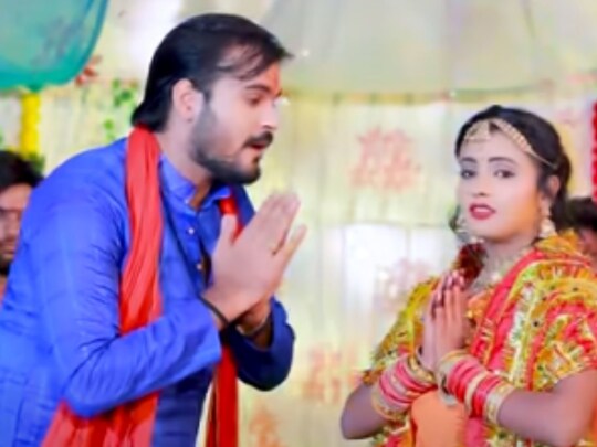 ये गाना नवरात्री स्पेशल गीत है, जिसे सुनकर माहौल भक्तिमय हो गया है.