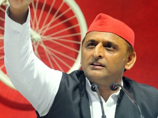 UP: समाजवादी पार्टी के अध्‍यक्ष अख‍िलेश यादव ने कहा- उम्मीद है ये अपराधी बिना चश्मे के भी दिख जाएंगे.'(File photo)