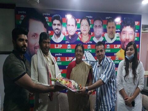 लोजपा की महिला सांसद वीणा देवी को मनोयन संबंधी पत्र देते पशुपति कुमार पारस