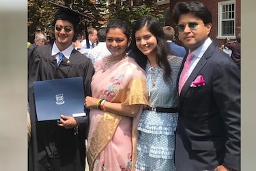  महाआर्यमन ने भी अपने पिता की तरह ही दून स्कूल से पढ़ाई की है. आगे की पढ़ाई के लिए वह अमेरिका चले गए. उन्होंने अमेरिका की येल यूनिवर्सिटी से ग्रेजुएशन किया है. यह ग्रेजुएशन उन्होंने मार्च 20219 में पूरा किया था.