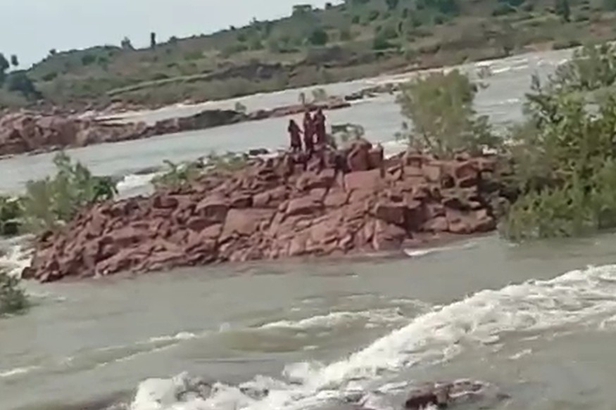UP News : बांध के पानी से बेतवा में अचानक बढ़ा जलस्तर, 3 महिलाएं नदी में फंसीं
