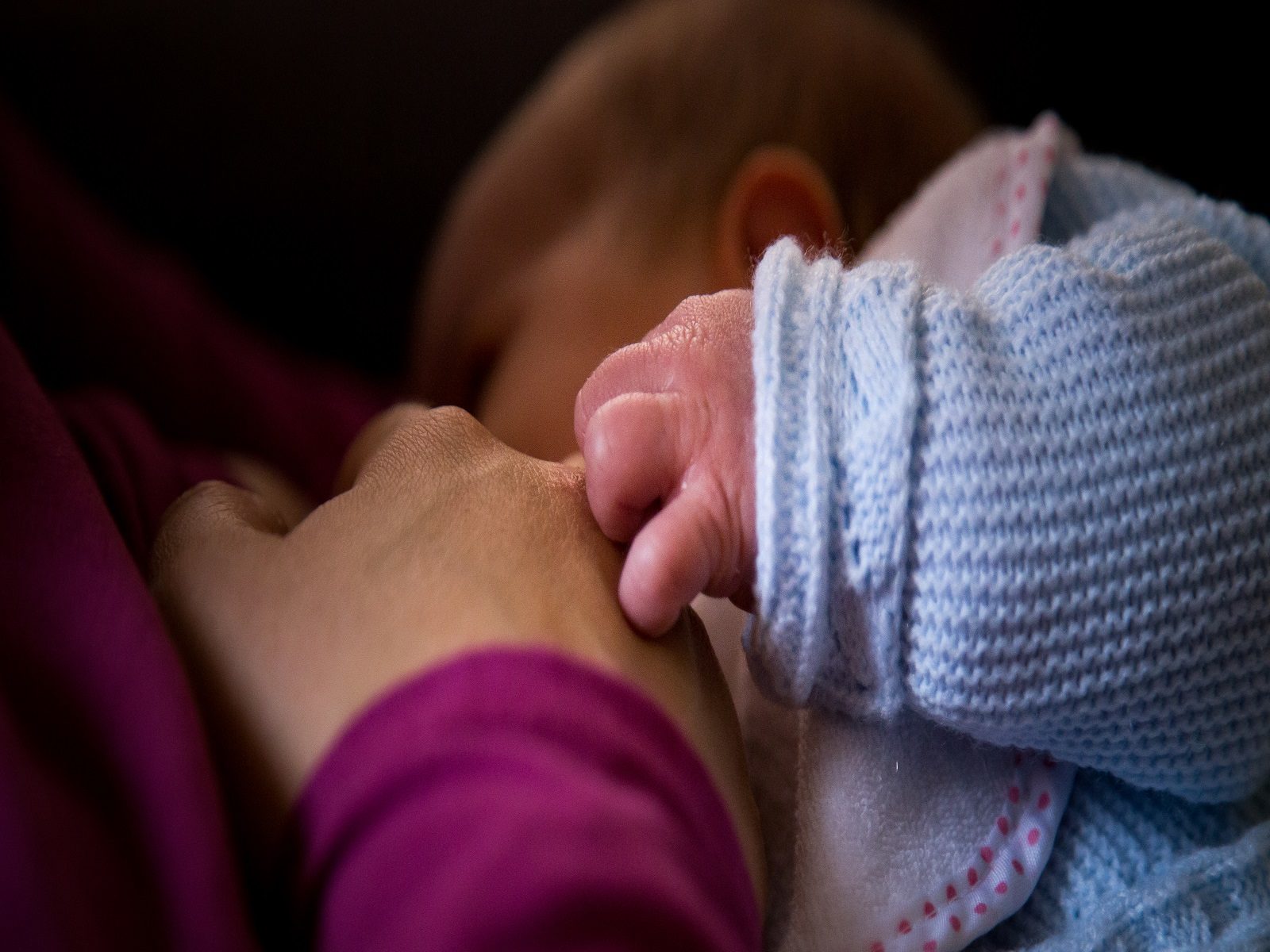 मां के दूध से प्रीमैच्योर बेबी की हेल्थ बहुत हद तक सामान्य हो जाती है. (image- Shutterstock)