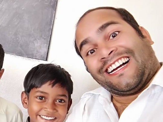 चाईबासा के देवेन्द्र मिश्र फिल्म 'तारे जमीन पर' वाले अंदाज में बच्चों को पढ़ाते हैं.