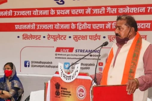 सांसद छतरसिंह दरबार ने धार में भाषण दिया. उन्होंने आतंकी पाकिस्तान की जगह अमेरिका कहकर हंसी उड़वाई. 