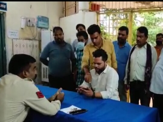 पुलिस से शिकायत करने पहुंचे किसान.