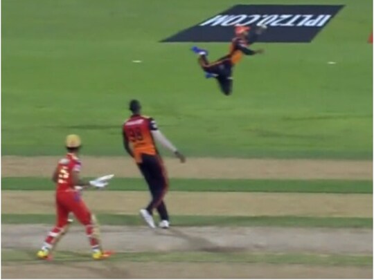 SRH vs PBKS: सनराइजर्स हैदराबाद के जगदीश सुचित ने पंजाब के बल्लेबाज दीपक हूडा का शानदार कैच पकड़ा. (PC-Simran Twitter)