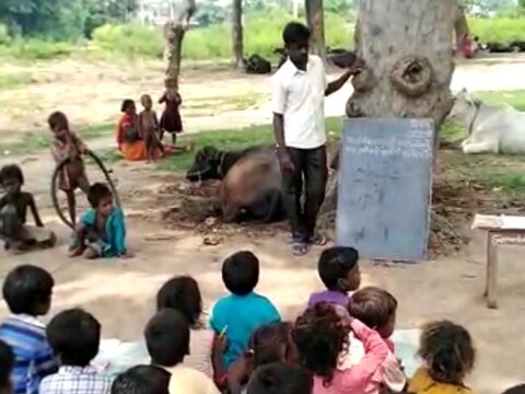 जयदेव मांझी मुफ्त में बच्चों को संस्कृत और वैदिक शिक्षा दे रहे हैं. 