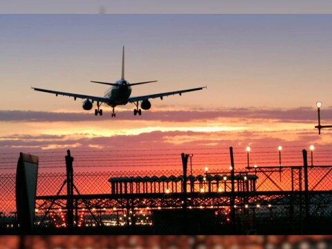 नागरिक विमानन मंत्रालय ने घरेलू उड़ानों को पूरी क्षमता के साथ संचालन की छूट दे दी है. 