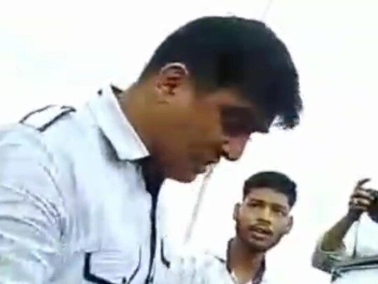 विधायक की नाराजगी इस कदर बढ़ी की उन्होंने कमिश्नर को फोन लगा कर पुलिसकर्मी की शिकायत कर डाली. 