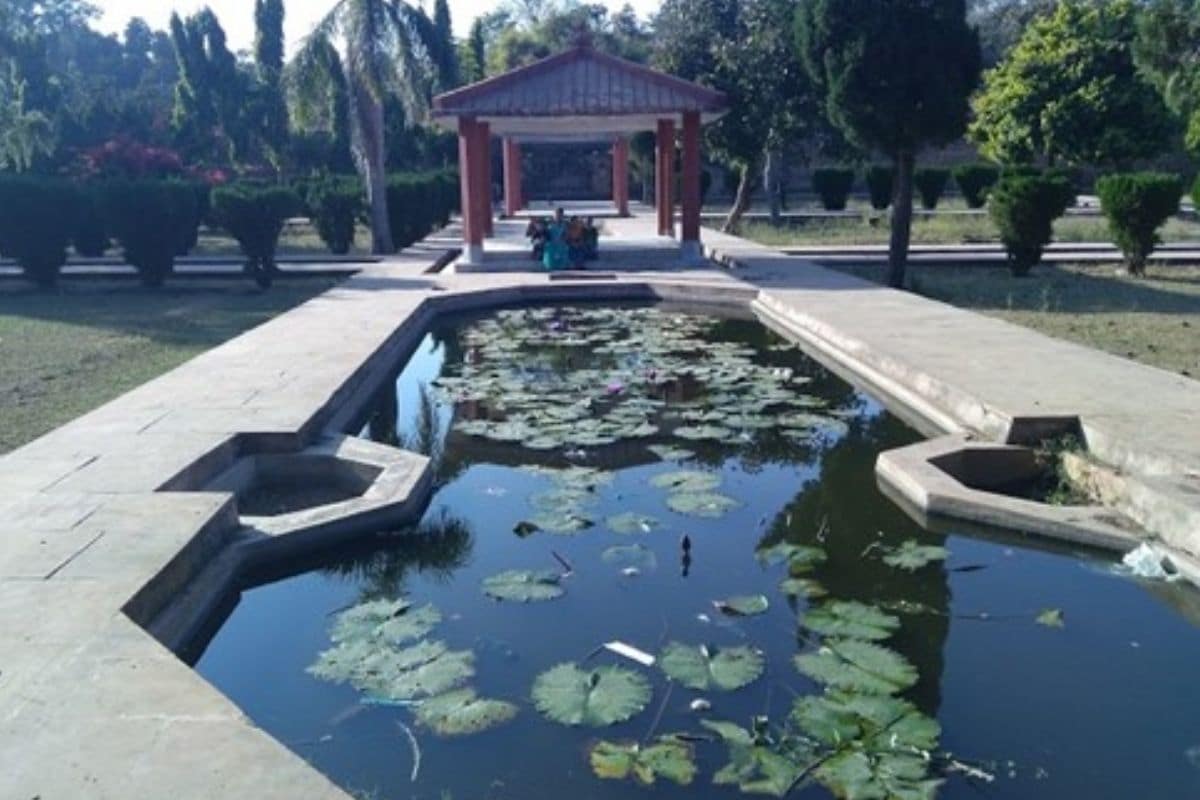  पुरातत्व विभाग 2 साल पहले तक इस किले का जीर्णोद्धार कर रहा था. लेकिन, फिलहाल ये काम बंद है. इस पर अभी तक करीब 3 करोड़ रुपए खर्च कर परकोटा, अंदर के हिस्से और दरवाजों को ठीक किया गया. किले के एक हिस्से में नदी, दूसरे में पहाड़ी है. जैसे-जैसे ये किला लोगों के बीच प्रसिद्ध होता गया, वैसे-वैसे इसकी हालत खस्ता होने लगी.