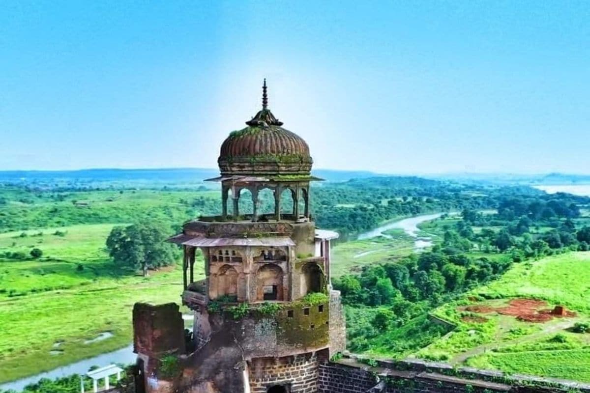  तरह-तरह की अफवाहें उड़ने लगीं. कोई कहने लगा कि एक आदमी ने दीवार से लोहा लगाया तो वह सोने का हो गया. इस तरह की कई अजीब बातें चारों ओर फैल गईं. लोगों को यकीन होने लगा कि इसकी दीवारों में पारस पत्थर है. इसके बाद लोगों ने किले की दीवारें पूरी तरह खोद दीं. किसी को पारस पत्थर तो नहीं मिला, लेकिन किले को बहुत नुकसान हुआ.