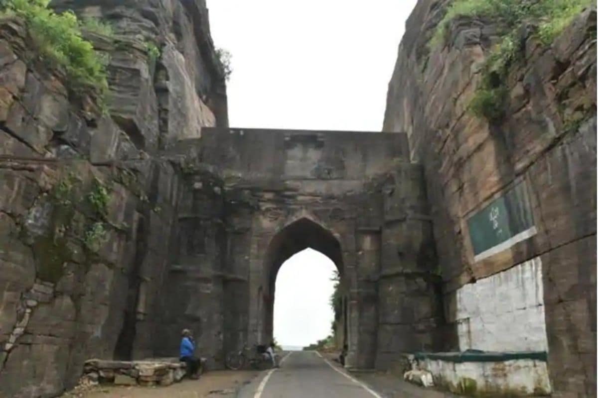  बजरंगगढ़ किले के पास दो इमारतें और हैं. इनका इस्तेमाल शिकार करने और निगरानी रखने के लिए किया जाता था. ये दोनों शिकारगाहें नदी के करीब और किले से 1 किमी दूर बनी हैं. बताया जाता है कि 50 साल पहले यहां घना जंगल मौजूद था. उस जंगल में ये दोनों इमारतें छिपी हुई थीं. किले की मरम्मत के लिए 2011 में बजट स्वीकृत किया गया. काम 2014 में शुरू हुआ. 1710 और 1720 के बीच इस किले का निर्माण राघौगढ़ के शासक धीरसिंह के बेटे विक्रमादित्य ने कराया था. 1776 में राजा बलवंत ने किले के मुख्य द्वार को बनवाया. 19वीं सदी में इस पर फांस ने हमला किया और ये तहस-नहस हो गया.