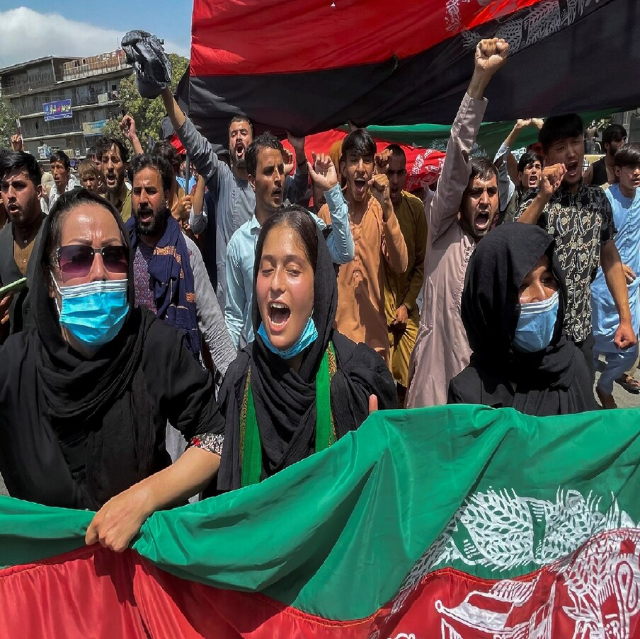   अफगानिस्तान (Afghanistan) में तालिबान (Taliban) के पक्ष में पाकिस्तान (Pakistan) के दखल के खिलाफ लोगों का गुस्सा फूट रहा है. काबुल से लेकर वॉशिंगटन तक विरोध प्रदर्शन हो रहे हैं. काबुल में महिलाओं ने बीती रात पाकिस्तान के खिलाफ प्रदर्शन किया और पाकिस्तान मुर्दाबाद के नारे लगाए.