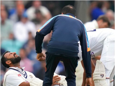 IND vs ENG: चेतेश्वर पुजारा द ओवल टेस्‍ट के दौरान बल्‍लेबाजी करते समय चोटिल हो गए थे (AP)