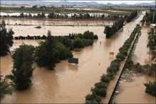 Flood In Spain: स्पेन में बाढ़ के पानी में बहीं कारें, कई घर क्षतिग्रस्त