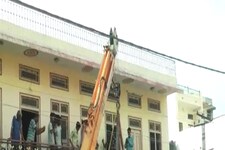 राजस्थान: मकान की छत पर चढ़ा सांड, उतारने बुलानी पड़ी क्रेन, Viral Video