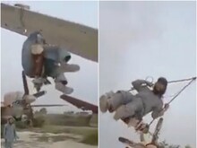 अमेरिकी सेना के जहाजों पर झूला झूल रहे हैं तालिबानी लड़ाके, Video वायरल