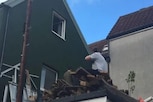 Landlord के खिलाफ किरायेदारों ने दिया छत पर धरना, हंगामा देखने जुटे लोग