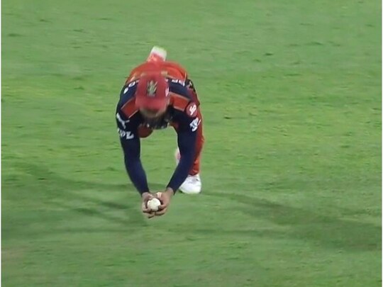 CSK vs RCB: विराट कोहली (Virat Kohli) ने चेन्नई सुपर किंग्स (CSK) के खिलाफ मुकाबले में ऋतुराज गायकवाड़ का शानदार कैच पकड़ा. (Jay desai twitter)