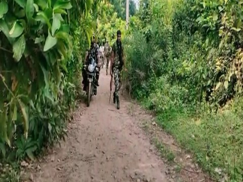 जंगलों में सर्चिंग करते जवान. (फाइल फोटो)