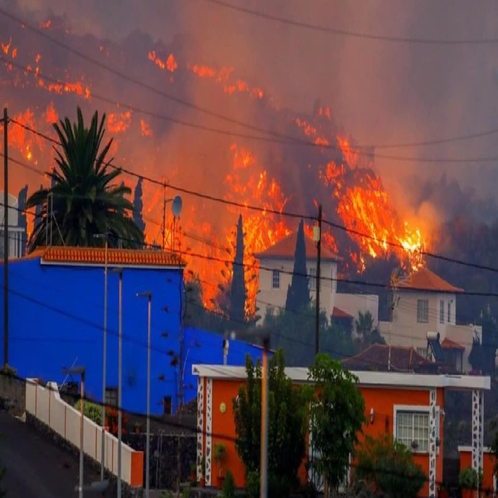   स्पेन (Spain) के 85 हजार की आबादी वाले ला पाल्मा आइलैंड (La Palma Island) पर स्थित कंब्रे विएजा (Cambre Vieja) ज्वालामुखी (Volcano Eruption) रविवार को फट पड़ा. इस दौरान 1100 डिग्री सेल्सियस तापमान से भी ज्यादा खौलता लावा सैकड़ों फीट तक उड़ता दिखाई दिया. आसमान में धुएं और राख के गुबार नजर आए.