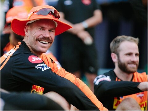 IPL 2021: डेविड वॉर्नर से सनराइजर्स हैदराबाद ने पहले कप्तानी छीनी थी और फिर उन्हें लीग के यूएई लेग में प्लेइंग-11 से भी बाहर कर दिया गया था. (David Warner Instagram)