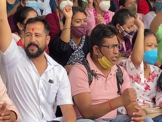 विरोध प्रदर्शन करते स्वास्थ्यकर्मी.