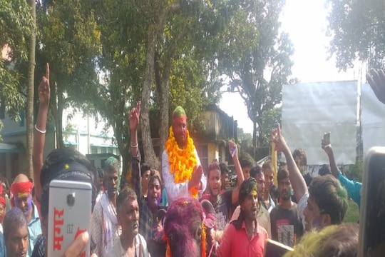 बिहार के मधेपुरा में पंचायत चुनाव के लिए नामांकन करने भैंसा से पहुंचा प्रत्य़ाशी