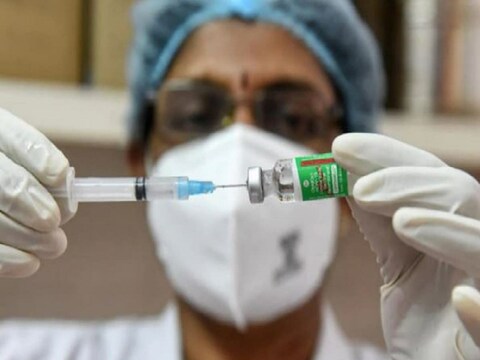 बहुत सारे डॉक्टरों में कोरोना के खिलाफ एंटीबॉडी की कमी देखने को मिल रही है.