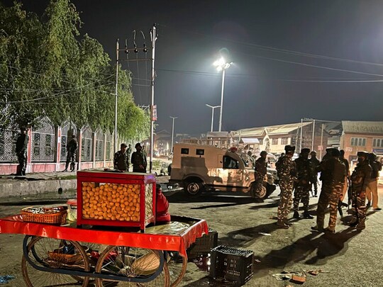 कश्मीर में पिछले 24 घंटों में 4 गैर स्थानीय नागरिकों की हत्या कर दी गई है. (फोटो साभारः AP)