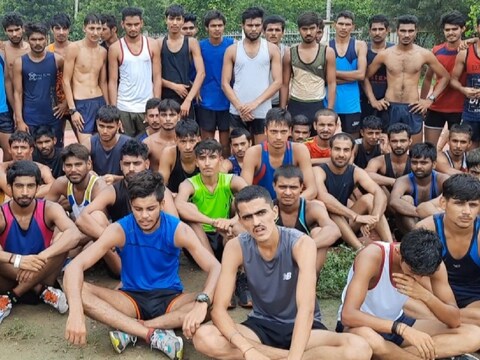 रोहतक में सेना की रैली भर्ती कोरोना की वजह से 5 बार कैंसिल हो चुकी है, इससे युवा निराश हो रहे हैं.