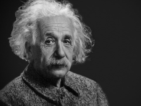 मशहूर वैज्ञानिक एल्बर्ट आइंस्टीन की असिस्टेंट का एक ऑडियो टेप सामने आया है जिसमें उन्हें वैज्ञानिक से जुड़ा एक हैरान करने वाला दावा किया है. (प्रतीकात्मक तस्वीर)