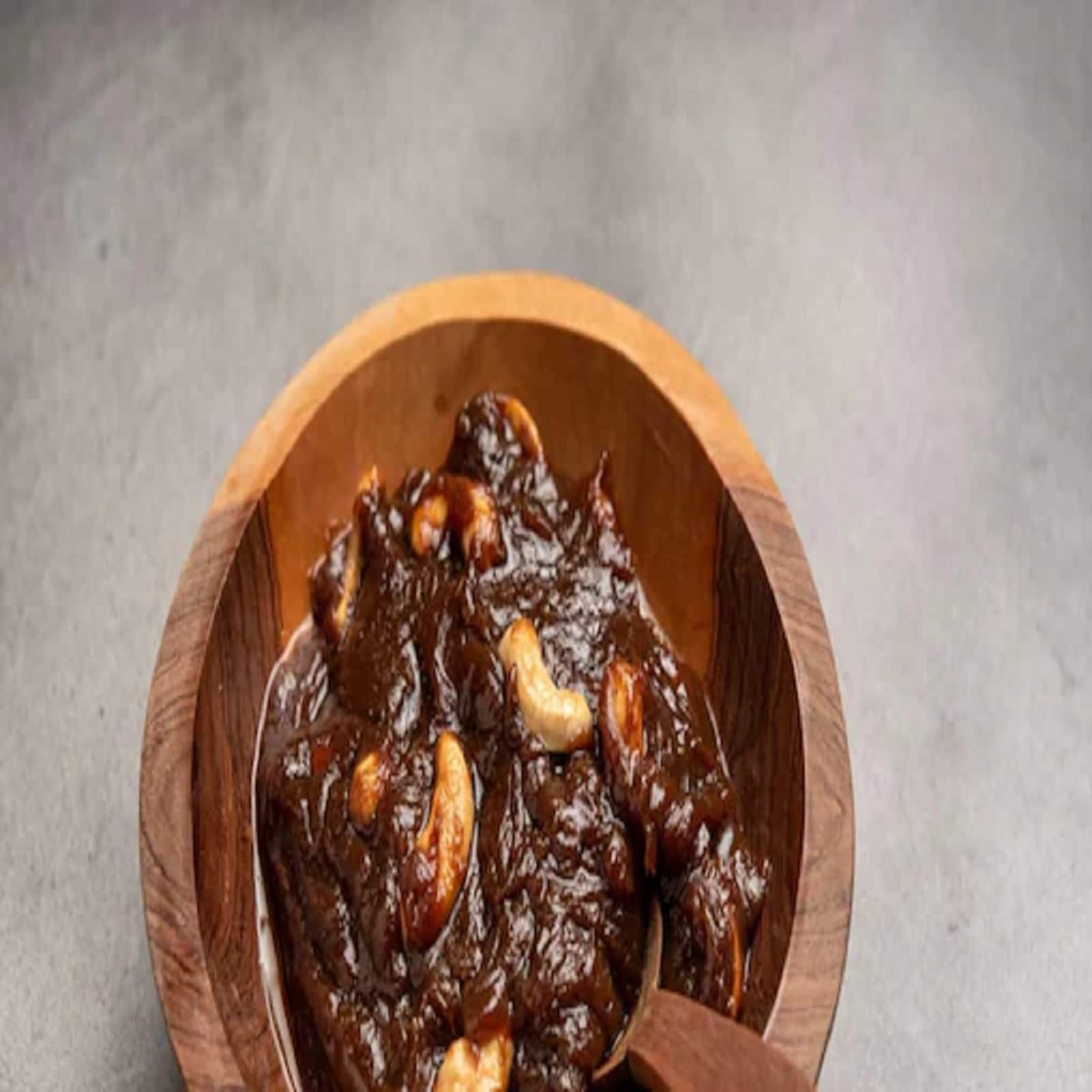 Amritsari Gur Halwa Recipe: Amritsari Gur Halwa is full of flavor, and it is also very good for health. You can easily make this dish at home too. For information, let us tell you that the taste of jaggery is hot. Because of which it is considered better to eat in the cold season. (Image- Shutterstock)