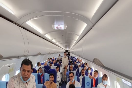 दिल्‍ली से विधायकों को चार्टर्ड विमान द्वारा रायपुर भेजा गया. 