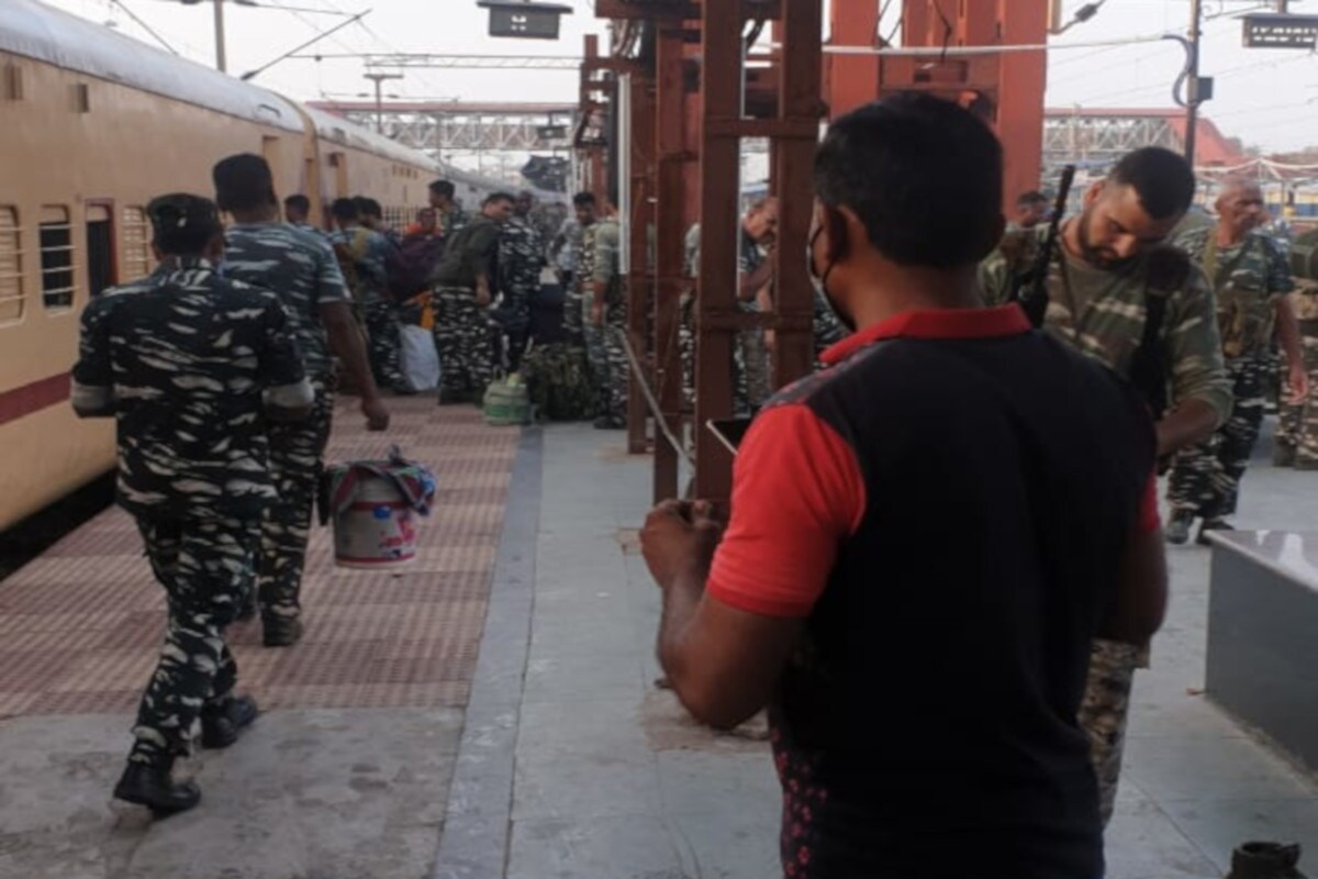  विकास चौहान के साथ ही ट्रेन ब्लास्ट में सीआरपीएफ के जवान रमेश लाल, रविन्द्र कर, लक्ष्मण, सुशील और दिनेश कुमार पैकरा घायल हो गए हैं. बताया जा रहा है कि विकास के अलावा बाकी घायलों का प्राथमिक उपचार दिया गया, जिसके बाद उनकी हालत ठीक है.
